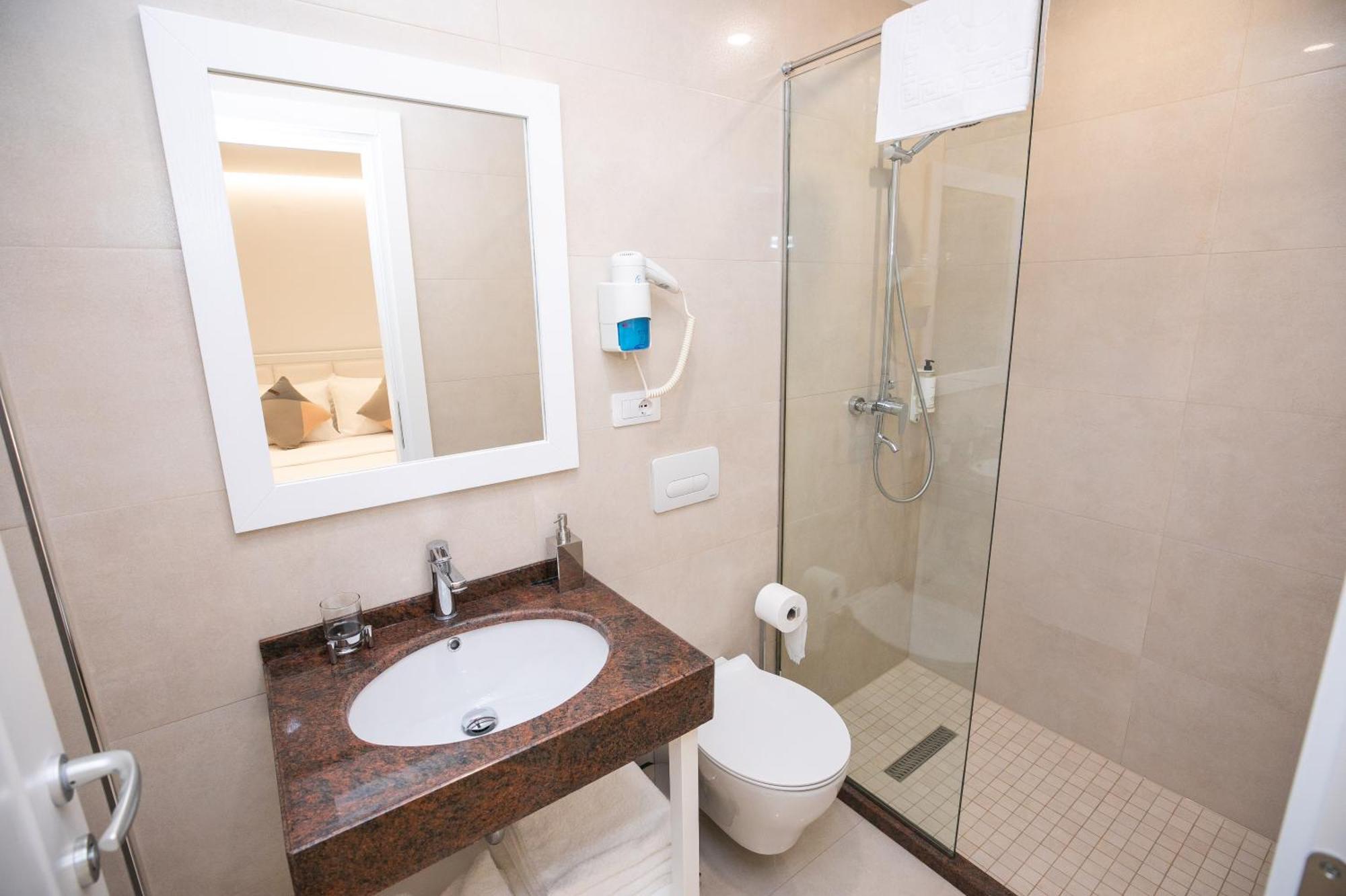 Hotel Elior Tirana Kültér fotó